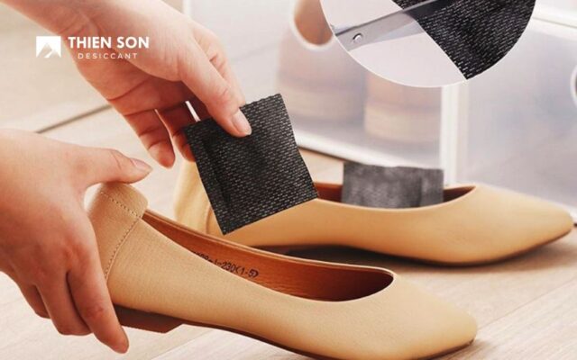 Gói hút ẩm giày là một sản phẩm đơn giản nhưng hữu ích giúp giữ cho giày luôn khô ráo và bảo vệ chúng khỏi các tác nhân gây hại bên ngoài.